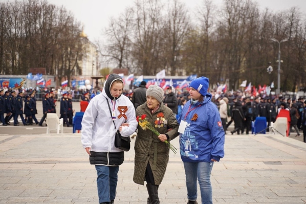 Волонтёры Победы сопроводили парады Победы в разных регионах России
